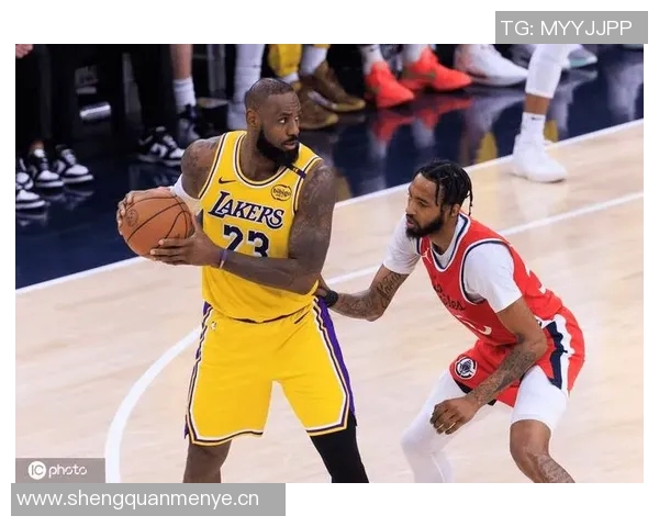 詹姆斯替补席上显不满情绪频频起身运球引发关注