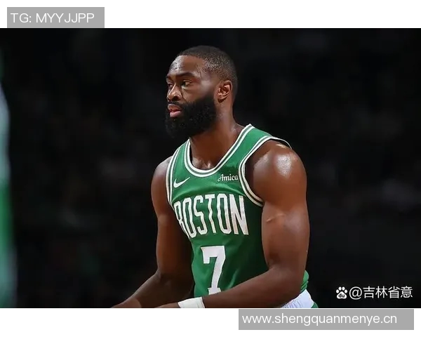 杰伦布朗半场表现惊艳10投8中三分命中率高达80砍下22分引领球队奋勇争先